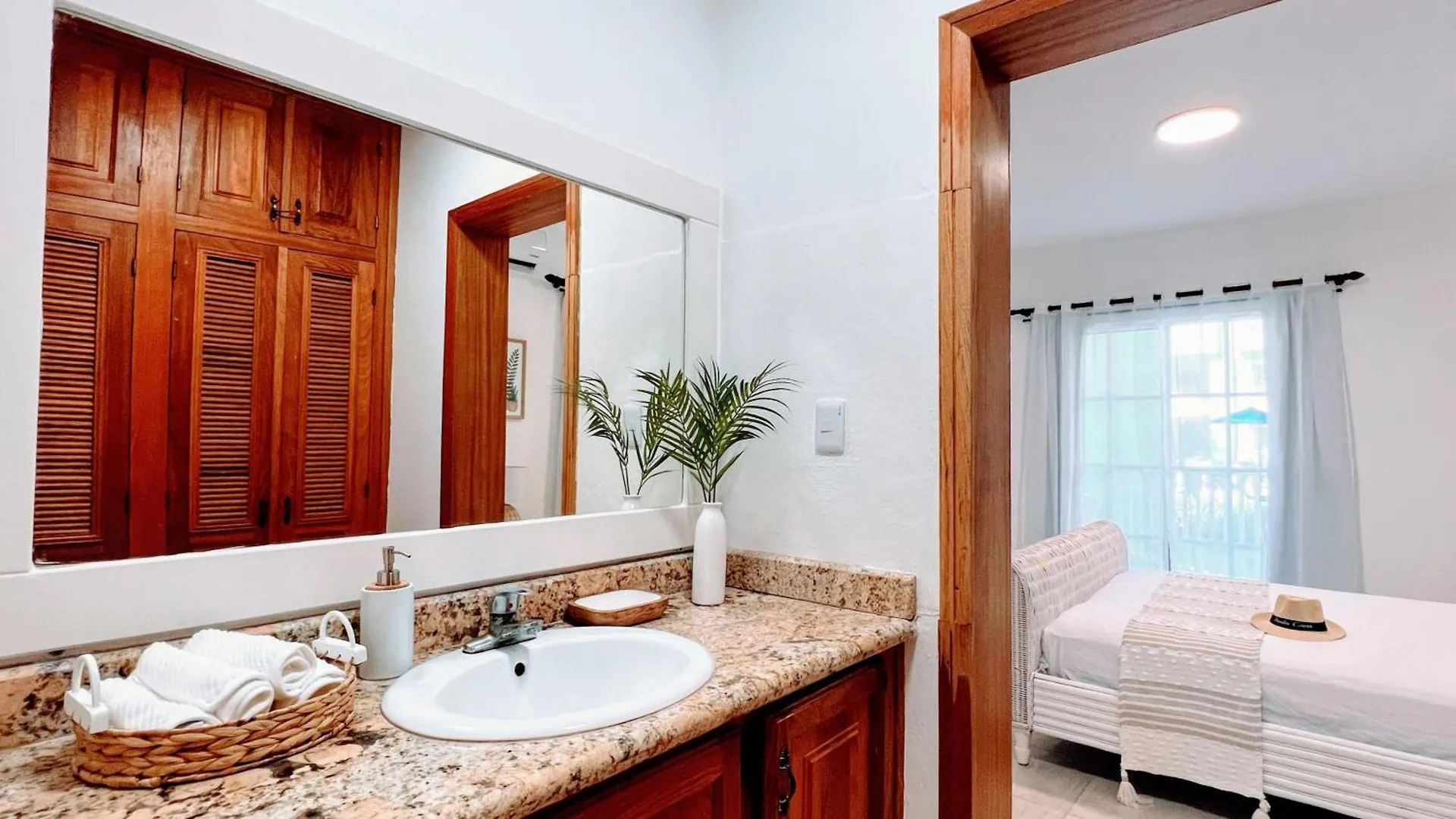 Pool View, Walk To Beach, Shops, Dining, Fast Wifi Punta Cana 0*,  República Dominicana