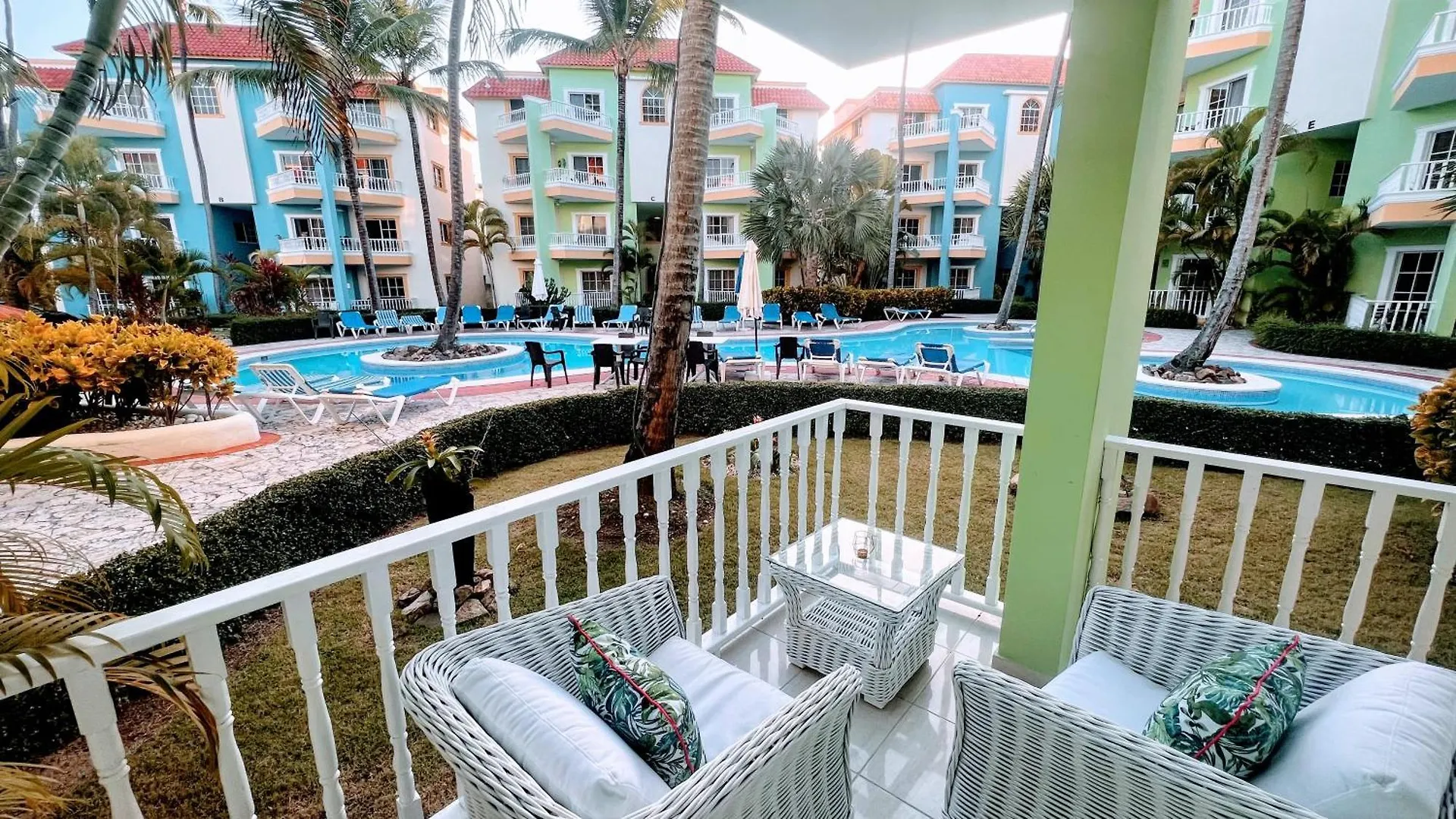 Pool View, Walk To Beach, Shops, Dining, Fast Wifi Punta Cana Apartman