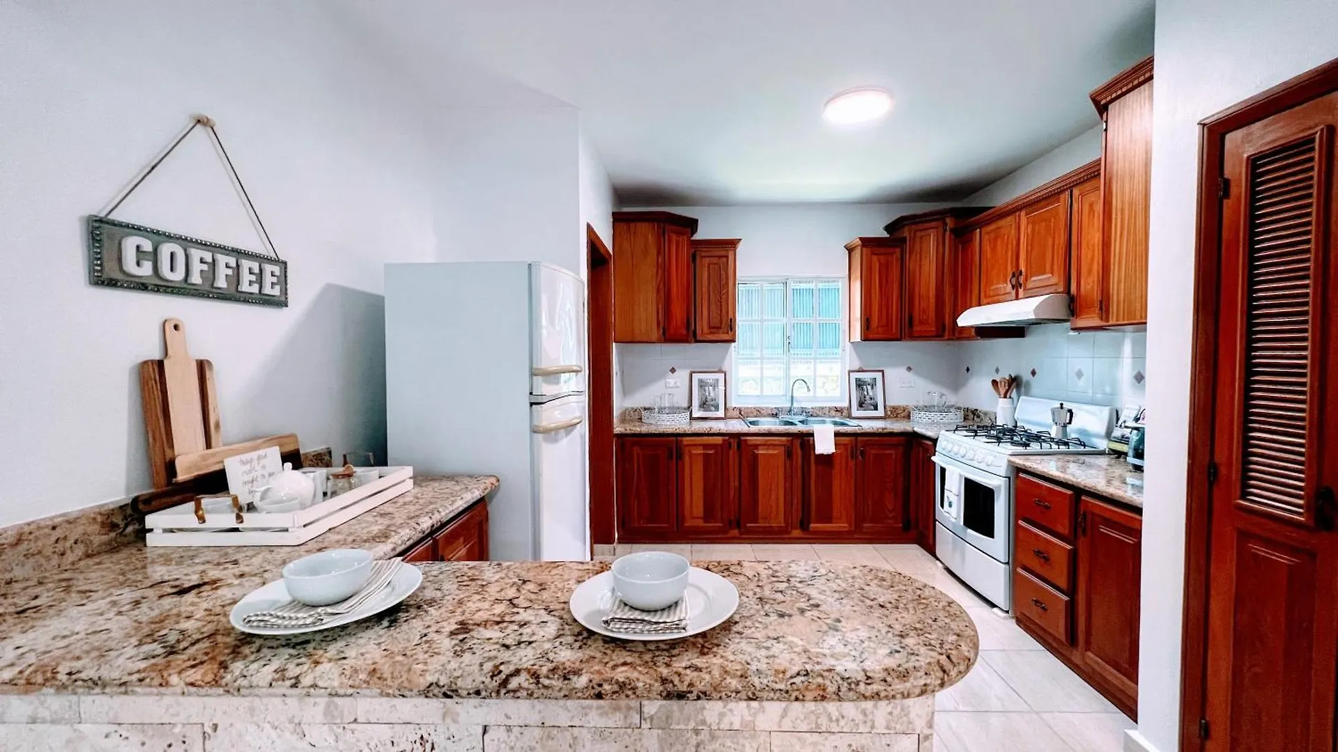 Pool View, Walk To Beach, Shops, Dining, Fast Wifi Punta Cana Apartman
